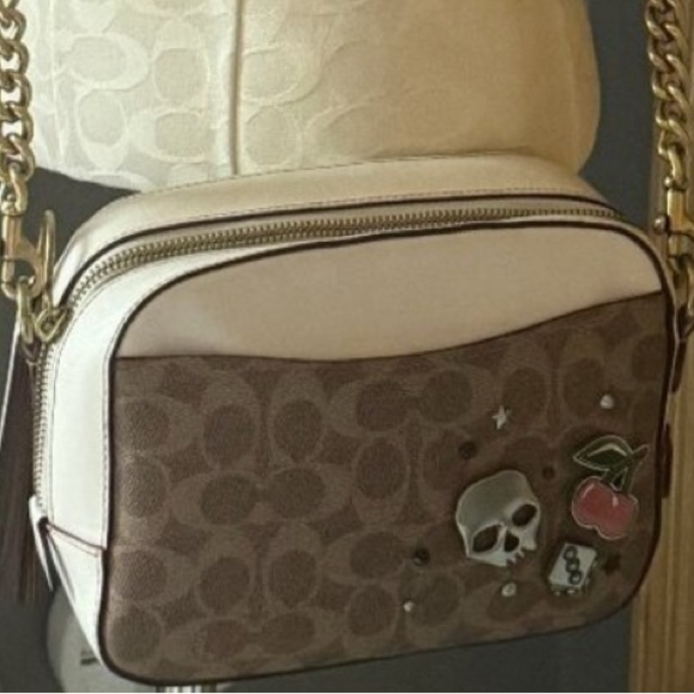 EUC Coach Camera Bag #31208 in signature canvas/leather trim w/ souvenir pins!